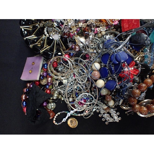 326 - A QUANTITY OF COSTUME JEWELLERY