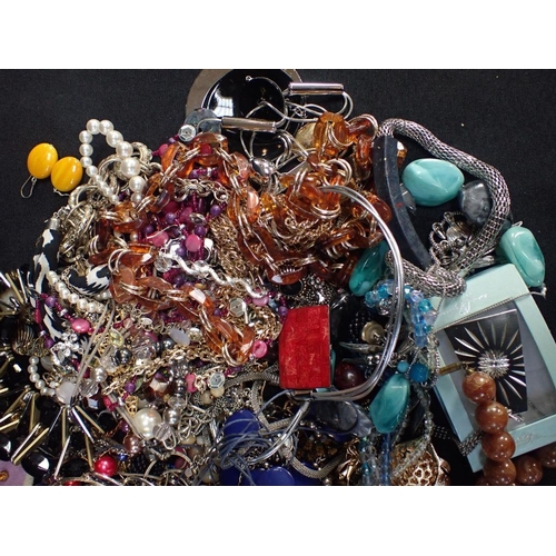 326 - A QUANTITY OF COSTUME JEWELLERY