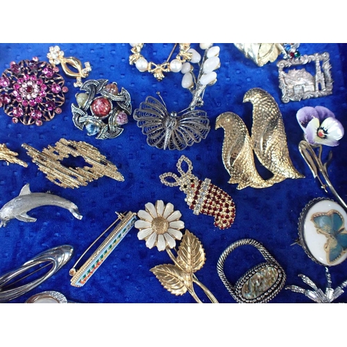 333 - A COLLECTION OF VINTAGE BROOCHES

including a micro-mosaic bar brooch, contained in a glazed display... 