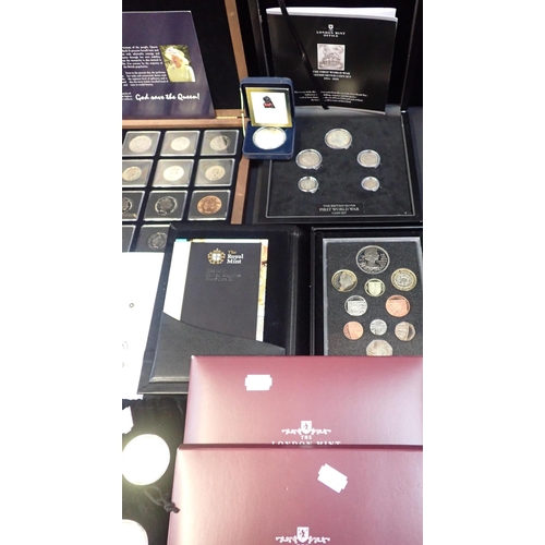 357 - A GEORGE V SILVER 'FIRST WORLD WAR COIN SET'

comprising five coins, in fitted case issued by The Lo... 