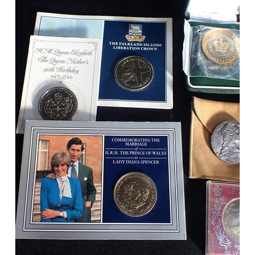 365 - A COLLECTION OF COMMEMORATIVE  COINS

with a small quantity of silver sixpences