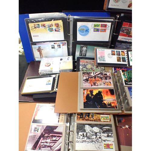 375 - FIFTEEN ALBUMS OF AUSTRALIA AND PAPUA NEW GUINEAU PRESENTATION PACKS

together with a small quantity... 