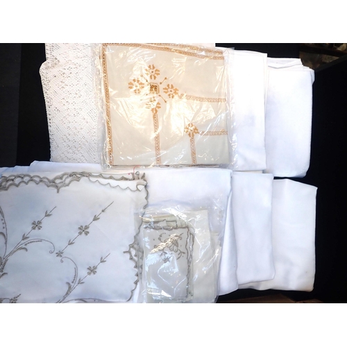 41 - A COLLECTION OF VINTAGE LINENS

including damask table cloths, and a set of embroidered mats contain... 