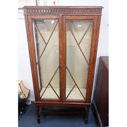 550 - A 1930s OAK DISPLAY CABINET

on short barley-twist legs 75cm wide