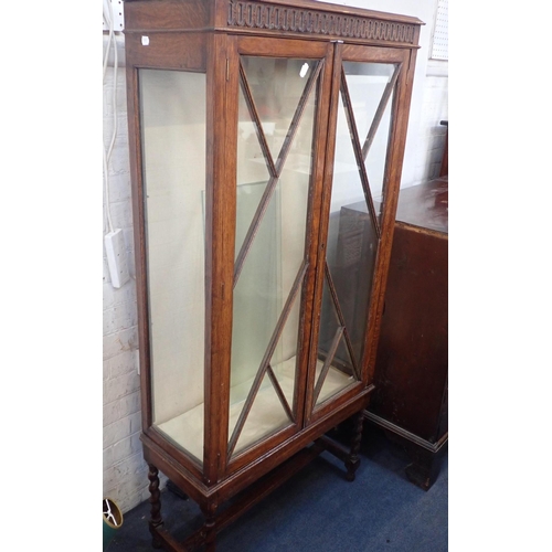 550 - A 1930s OAK DISPLAY CABINET

on short barley-twist legs 75cm wide