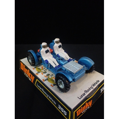 181 - DINKY TOYS; A LUNAR ROVING VEHICLE 355

with two seated astronauts, on card base with (damaged) bubb... 