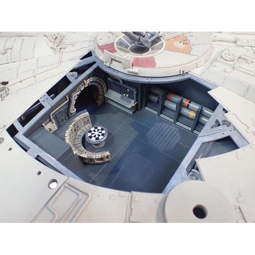 208 - DEAGOSTINI STAR WARS MILLENNIUM FALCON 1:1 MODEL

This official model of the iconic Millennium Falco... 