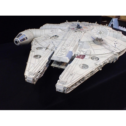 208 - DEAGOSTINI STAR WARS MILLENNIUM FALCON 1:1 MODEL

This official model of the iconic Millennium Falco... 