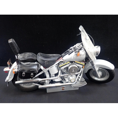 217 - DEAGOSTINI  HARLEY - DAVIDSON FLSTF FAT BOY MODEL

Harley Davidson Fat Boy 1:4 scale replica by DeAg... 