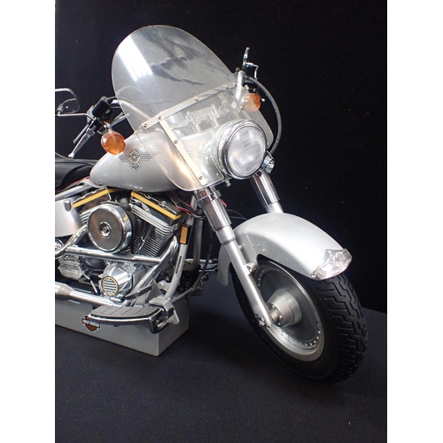 217 - DEAGOSTINI  HARLEY - DAVIDSON FLSTF FAT BOY MODEL

Harley Davidson Fat Boy 1:4 scale replica by DeAg... 