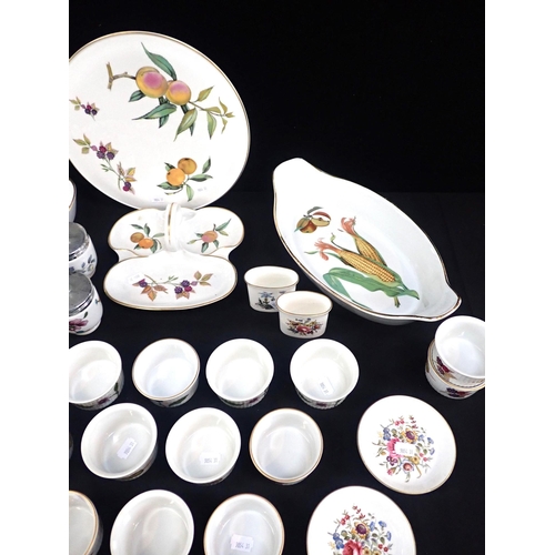 64 - A COLLECTION OF ROYAL WORCESTER EVESHAM

and other oven to table wares