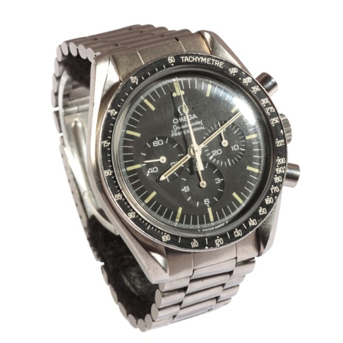 262 - OMEGA SPEEDMASTER PROFESSIONAL: A GENTLEMAN'S STAINLESS STEEL BRACELET WATCH

with manual wind movem... 