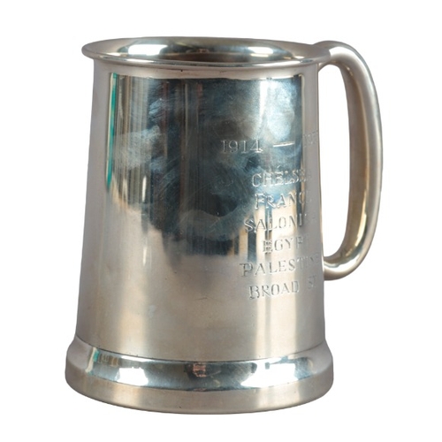 451 - A GEORGE V SILVER TANKARD

by Viners Ltd, Sheffield 1934, of 18th century style, with plain body and... 