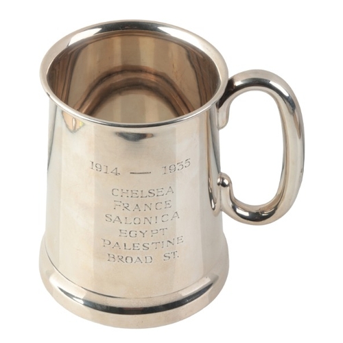 451 - A GEORGE V SILVER TANKARD

by Viners Ltd, Sheffield 1934, of 18th century style, with plain body and... 