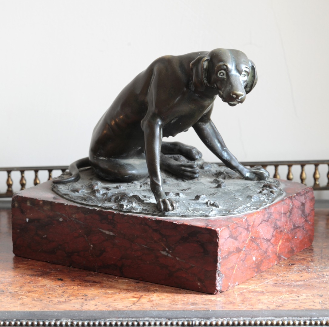 A CONTINENTAL BRONZE FIGURE OF A SEATED POINTER 19th century ...