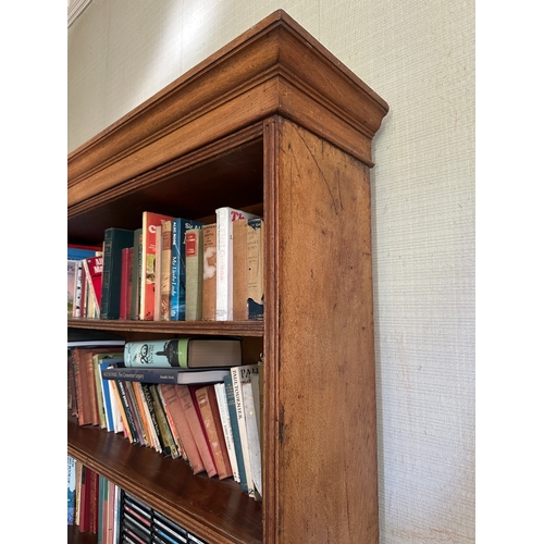 47 - A LIGHT OAK OPEN BOOKCASE

20th century, the moulded cornice over six adjustable shelves, on a pedes... 