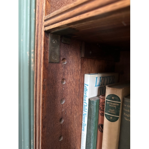 47 - A LIGHT OAK OPEN BOOKCASE

20th century, the moulded cornice over six adjustable shelves, on a pedes... 