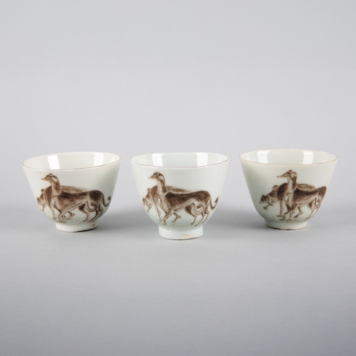 101 - A SET OF THREE CHINESE EXPORT PORCELAIN TEA BOWLS

probably Qing dynasty, each of the three cups dec... 