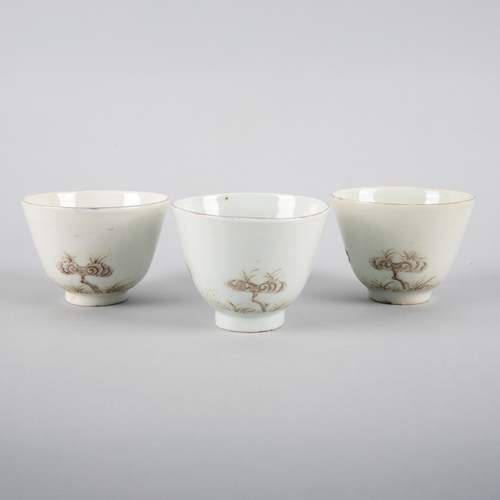 101 - A SET OF THREE CHINESE EXPORT PORCELAIN TEA BOWLS

probably Qing dynasty, each of the three cups dec... 