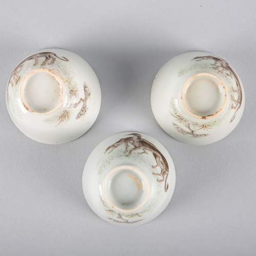 101 - A SET OF THREE CHINESE EXPORT PORCELAIN TEA BOWLS

probably Qing dynasty, each of the three cups dec... 