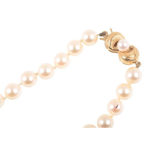 278 - A CULTURED PEARL NECKLACE

the c. 6.7 mm pearls with single cultured pearl set clasp, stamped 375, c... 