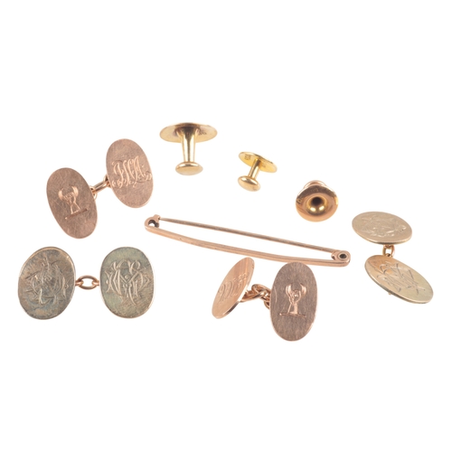 302 - A COLLECTION OF GOLD ACCESSORIES

to include two pairs of 9ct gold cufflinks, c. 15.9 grams, a 9ct g... 