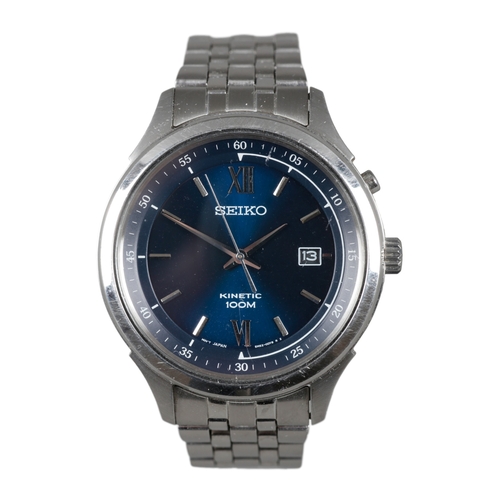 566 - SEIKO KINETIC: A STAINLESS STEEL BRACELET WATCH

with automatic movement, blue dial, silver baton nu... 