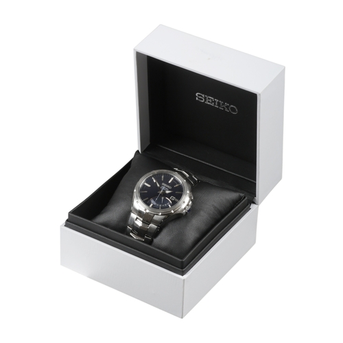 566 - SEIKO KINETIC: A STAINLESS STEEL BRACELET WATCH

with automatic movement, blue dial, silver baton nu... 