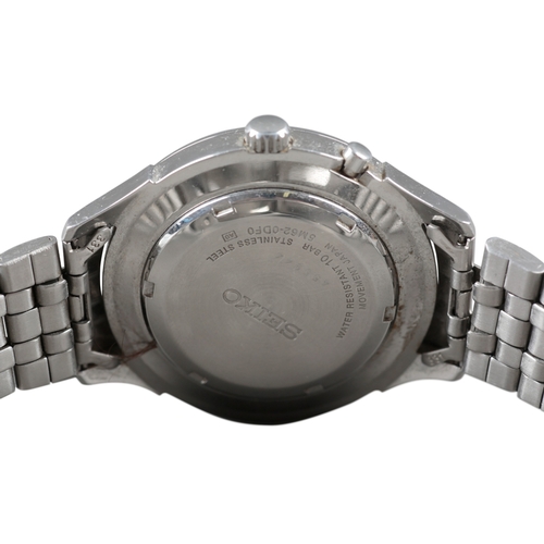 566 - SEIKO KINETIC: A STAINLESS STEEL BRACELET WATCH

with automatic movement, blue dial, silver baton nu... 