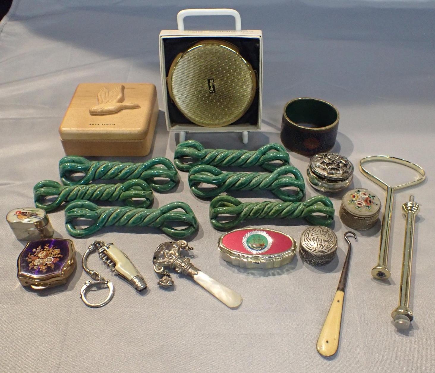 A MIXED COLLECTION OF ITEMS to include a Stratton powder compact, boxed ...