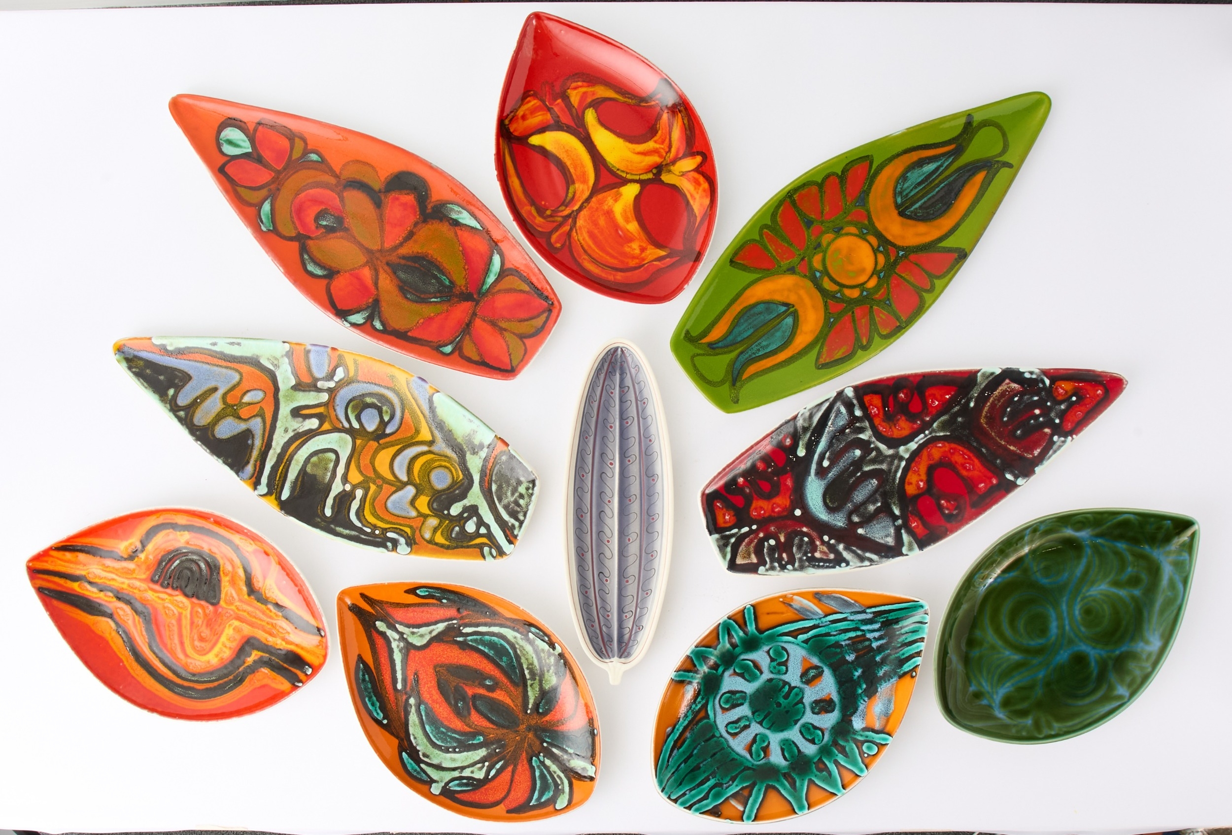 POOLE POTTERY: A COLLECTION OF SPEAR DISHES all stamped, four 82 ...