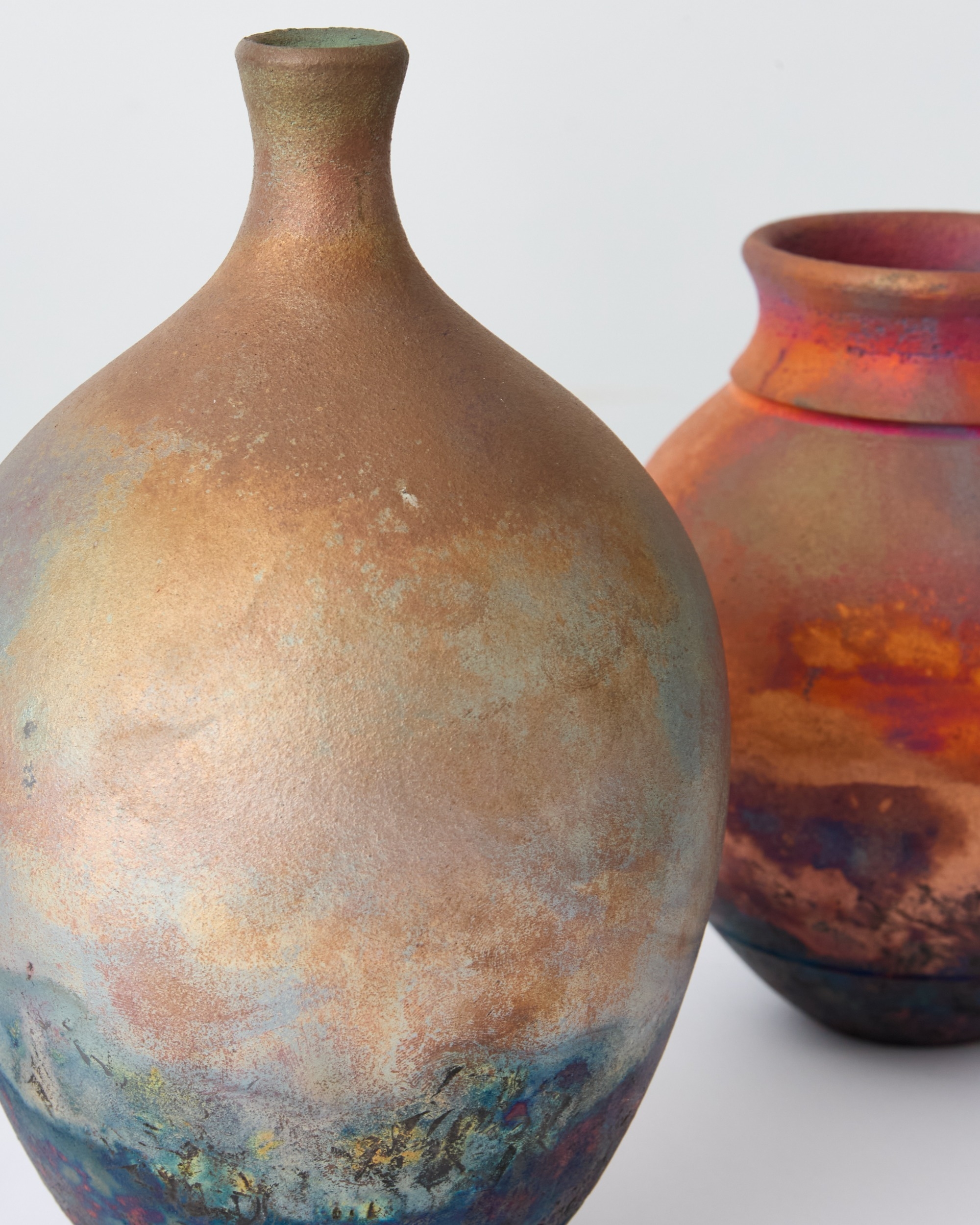 A COLLECTION OF STUDIO CERAMICS including examples by Stephen Murfitt ...