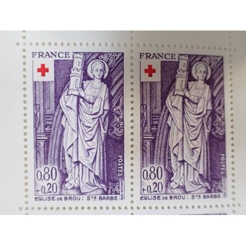 464 - A COMPLETE RUN OF FRENCH RED CROSS STAMP BOOKLETSfrom 1963-1981, together with a few additional item... 