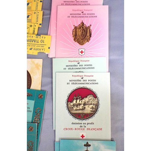 464 - A COMPLETE RUN OF FRENCH RED CROSS STAMP BOOKLETSfrom 1963-1981, together with a few additional item... 
