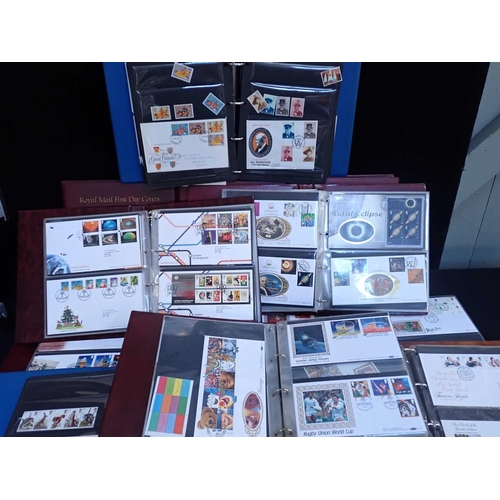 481 - GB FDC COLLECTIONin 11 volumes. Some mint sets of stamps for earlier period, from early 1970 to 2013... 