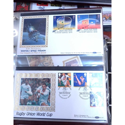 481 - GB FDC COLLECTIONin 11 volumes. Some mint sets of stamps for earlier period, from early 1970 to 2013... 