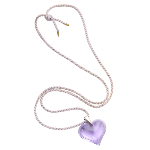 123 - A LALIQUE AMOREUSE BEAUCOUP HEART GLASS PENDANT NECKLACE the lilac glass pendant signed and further ... 