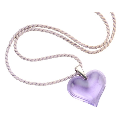 123 - A LALIQUE AMOREUSE BEAUCOUP HEART GLASS PENDANT NECKLACE the lilac glass pendant signed and further ... 