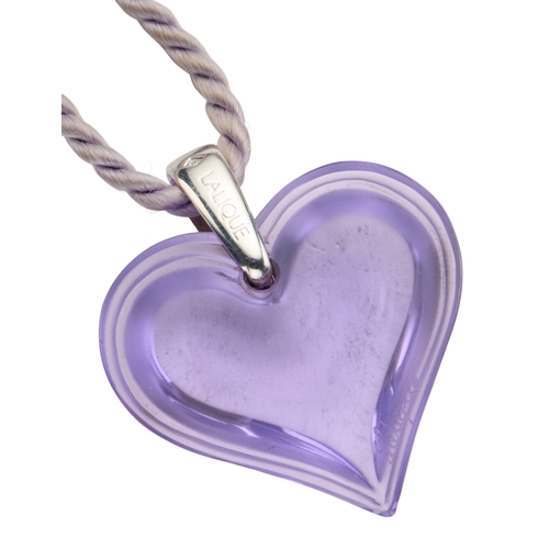 123 - A LALIQUE AMOREUSE BEAUCOUP HEART GLASS PENDANT NECKLACE the lilac glass pendant signed and further ... 