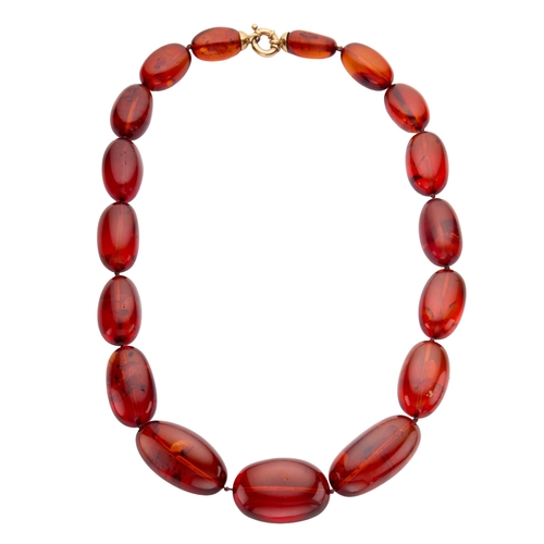 164 - AN AMBER GRADUATED BEADED NECKLACE comprising seventeen beads from approximately 35mm x 20.9mm to 21... 