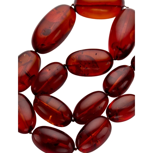 164 - AN AMBER GRADUATED BEADED NECKLACE comprising seventeen beads from approximately 35mm x 20.9mm to 21... 