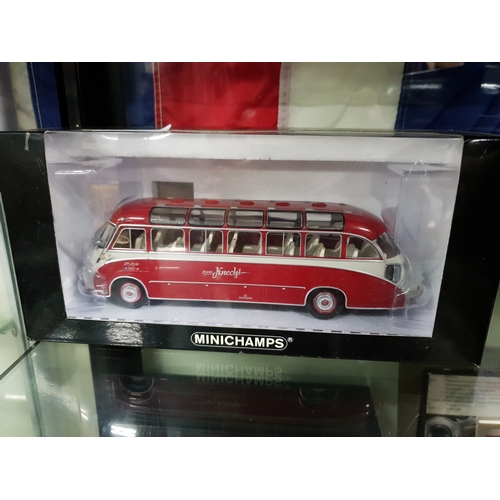 334 - 1:43 Mini Champs Setra S8 Reisebus