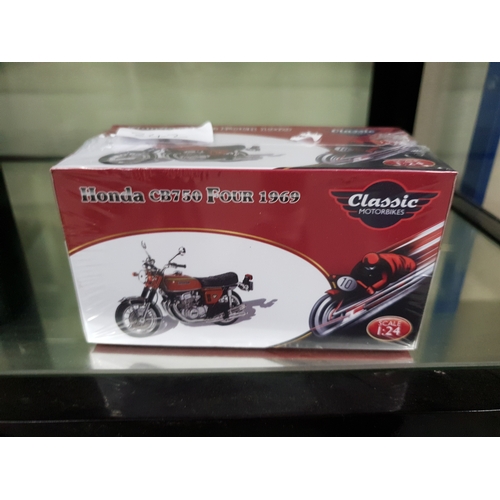 343 - Classic Motor Bike 4658113 Honda CB750 Four 1969 1/24 Scale still in original plastic package