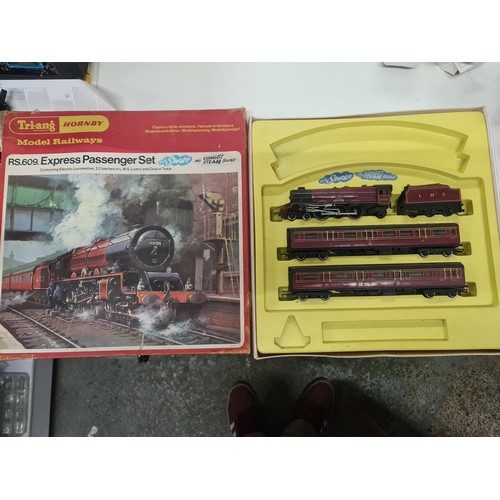 338 - HORNBY RS609 EXPRESS PASSENGER SET WITH SMOKE no track