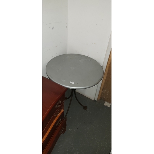 9a - iron leg table