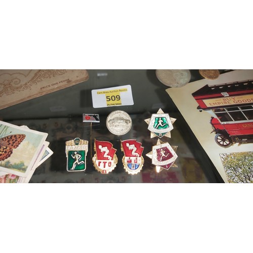 509 - Vintage sport and military badges