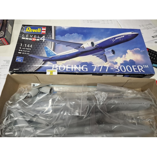 69 - Revell Boeing 777-300ER 1:144 Plane Model Kit