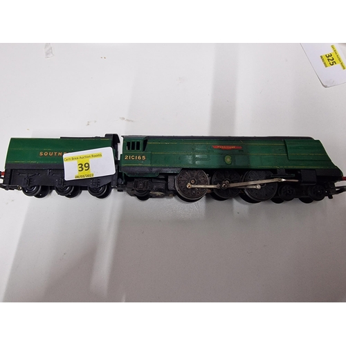 39 - OO Tri-ang R869S SR green WCC loco No.21C165 Hurricane