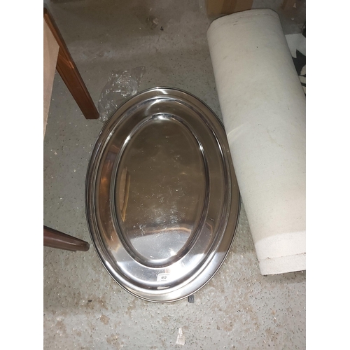 457 - 2 oval metal platters