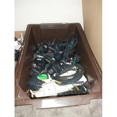 292A - box of cables, adaptors etc